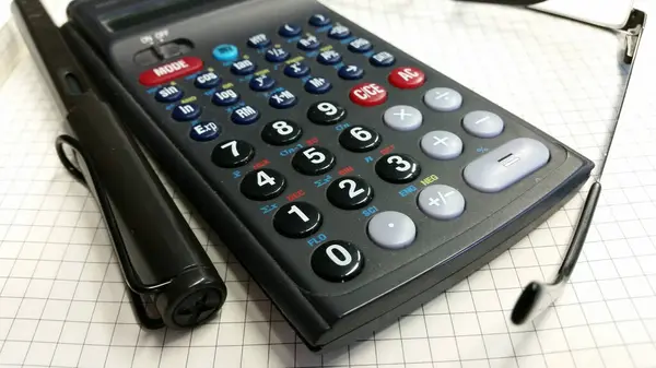 Tiro Close Uma Calculadora Caneta Óculos — Fotografia de Stock