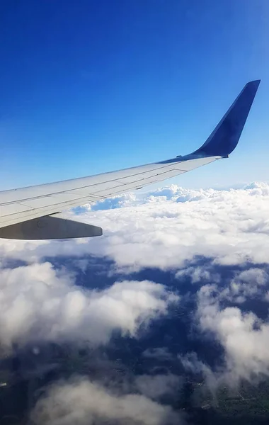 Beau Paysage Une Aile Avion Volant Dessus Nuages Blancs Duveteux — Photo