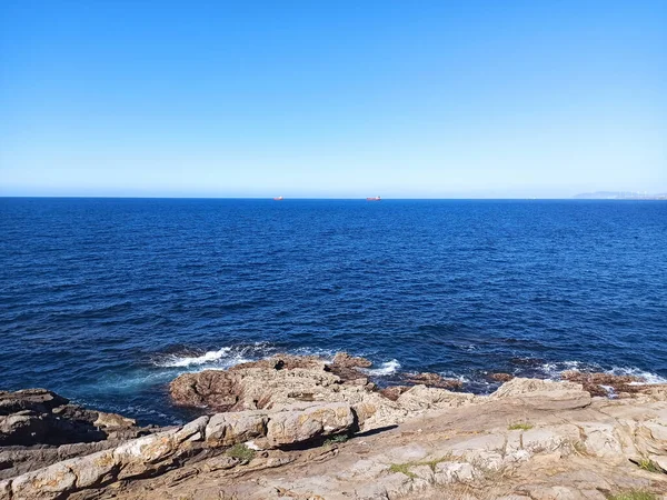 美丽的岩石海岸线 阳光下的海景尽收眼底 — 图库照片