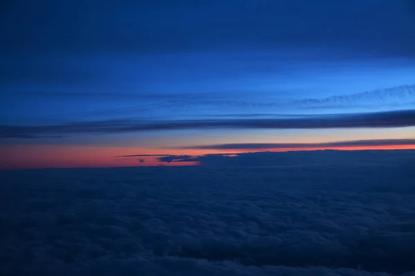 Uma Vista Deslumbrante Belas Nuvens Brancas Vistas Cima Pôr Sol — Fotografia de Stock