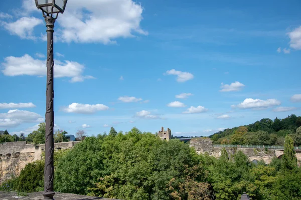 Eine Schöne Aufnahme Von Schlössern Umgeben Von Bäumen Unter Einem — Stockfoto