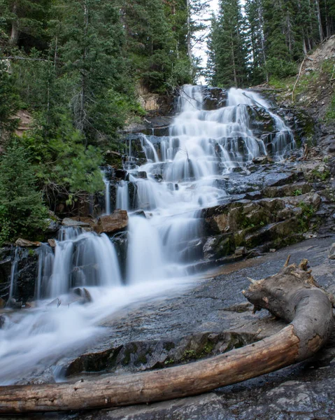 Schöne Aufnahme Eines Wasserfalls Umgeben Von Wald — Stockfoto