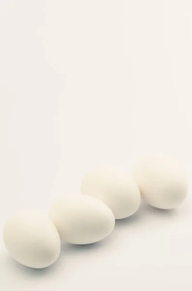 Vertikální Detailní Záběr Bílých Vajec Izolovaných Bílém Pozadí — Stock fotografie