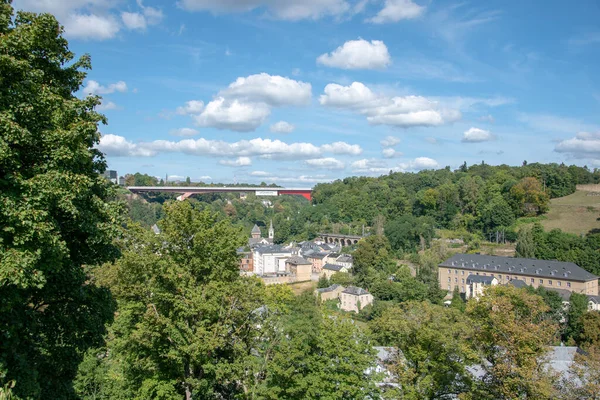 Vacker Bild Slott Omgiven Träd Ljus Molnig Himmel Luxemburg — Stockfoto