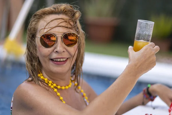 Portret Uśmiechniętej Latynoskiej Kobiety Średnim Wieku Pijącej Koktajl Basenie — Zdjęcie stockowe