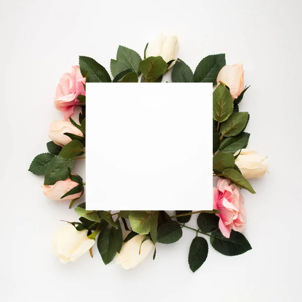 Pedaço Papel Branco Rodeado Rosas — Fotografia de Stock