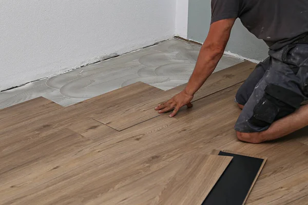 High Angle Shot Worker Installing New Vinyl Tile Floor — Stock Photo, Image