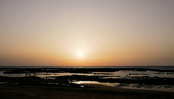 Eine Flache Aufnahme Eines Niedrigwasser Meeres Bei Sonnenuntergang — Stockfoto