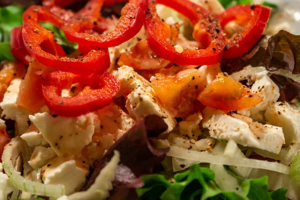 Agricultores Mediterrânicos Salada Com Folhas Salada Verde Pimenta Vermelha Queijo — Fotografia de Stock