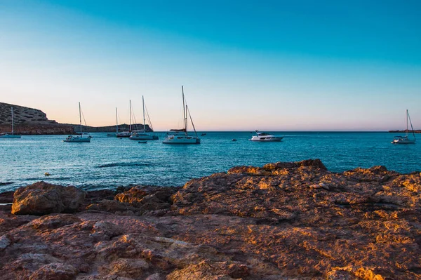 Μια Μαγευτική Θέα Ενός Αξιολάτρευτου Ηλιοβασιλέματος Πάνω Από Μια Θάλασσα — Φωτογραφία Αρχείου