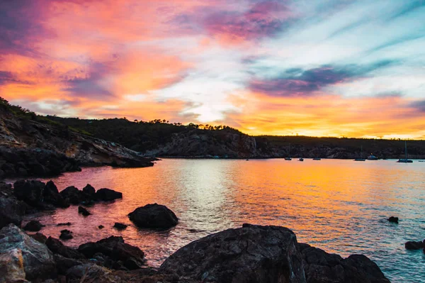 Hänförande Utsikt Över Bedårande Solnedgång Över Ett Hav — Stockfoto