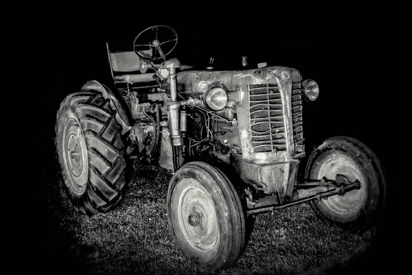 農場で古いトラクターのグレースケールショット — ストック写真