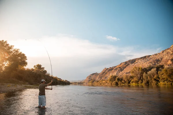 Maschio Pesca Nel Fiume Con Una Canna Tramonto — Foto Stock