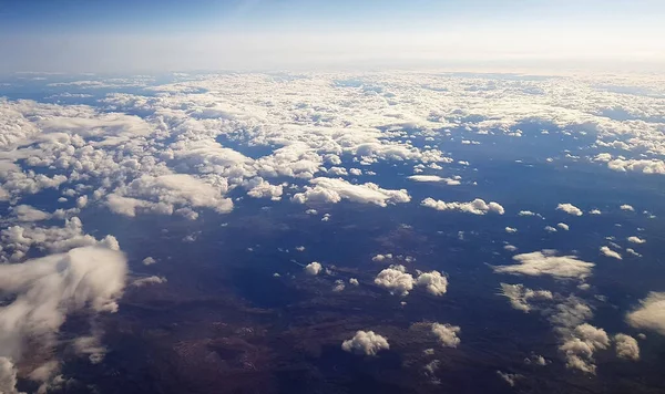 飛行機から見た大地と白い雲の美しい景色 — ストック写真