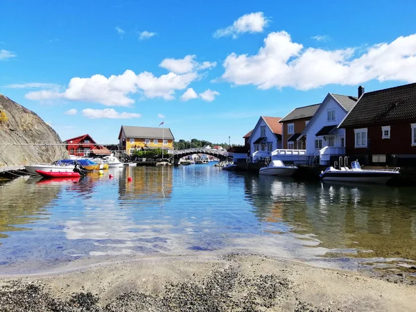 挪威吉提水域内房屋和五彩斑斓的船只的特写镜头 — 图库照片