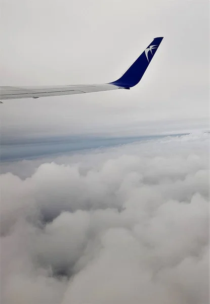 Hermoso Paisaje Ala Avión Volando Sobre Nubes Blancas Esponjosas —  Fotos de Stock