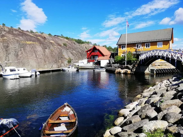 Zdjęcie Bliska Domów Kolorowych Łodzi Wodzie Gjeving Norwegia — Zdjęcie stockowe