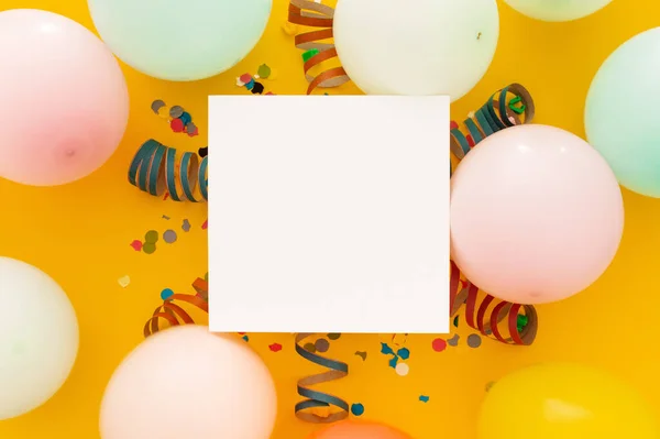 Eine Draufsicht Auf Ein Leeres Quadratisches Papier Umgeben Von Luftballons — Stockfoto