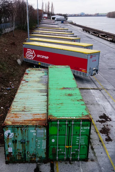 Cologne Allemagne Février 2020 Conteneurs Garés Remorques Camions Dans Une — Photo