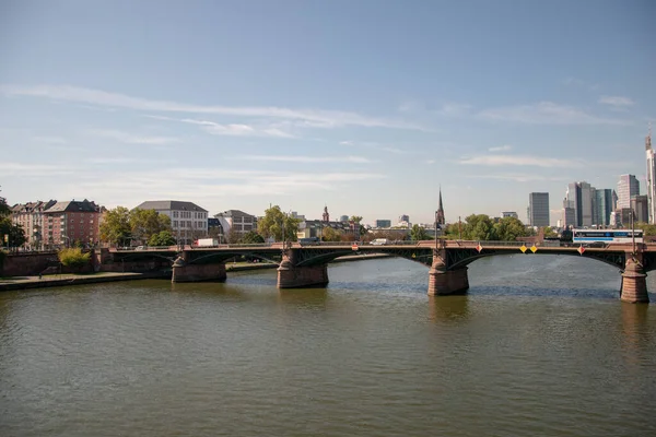 Krásný Záběr Budovy Frankfurtu Viditelný Kanálu — Stock fotografie