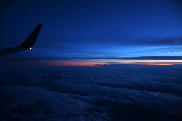 Schöne Aufnahme Eines Flugzeugs Das Bei Sonnenuntergang Über Weißen Wolken — Stockfoto