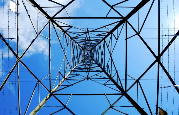 蓝天背景上的钢制电塔的低角度镜头 — 图库照片