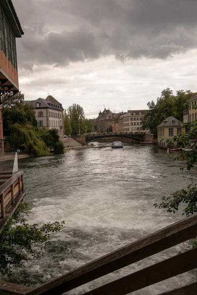 Вертикальный Снимок Канала Рядом Зданиями Темным Небом Страсбурге — стоковое фото
