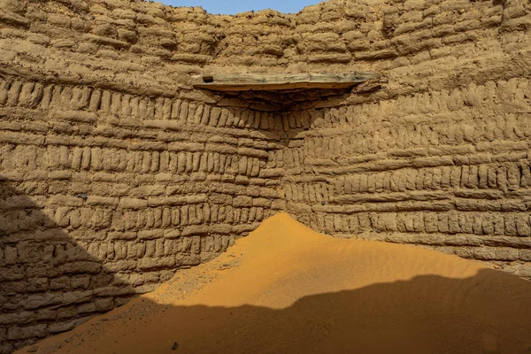 苏丹东拉历史上的粘土墙 — 图库照片
