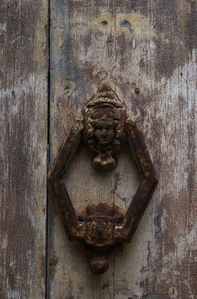 Вертикальный Снимок Старой Деревянной Двери Ржавым Стуком — стоковое фото