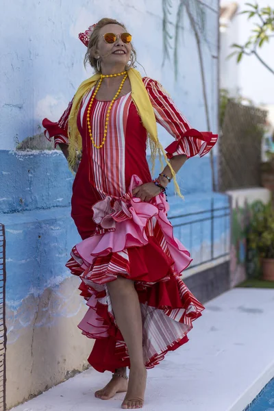 Plan Vertical Une Femme Hispanique Âge Moyen Souriante Vêtements Accessoires — Photo