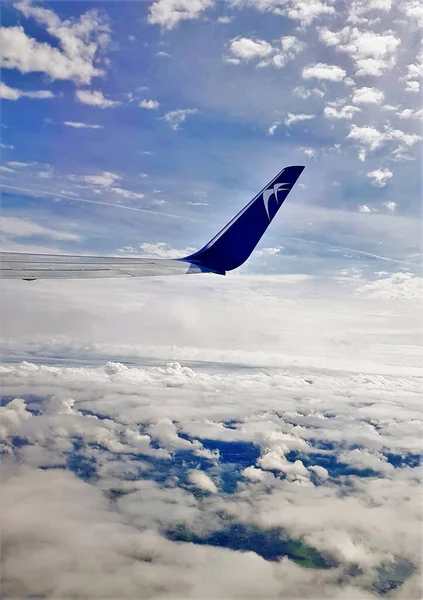 Hermoso Paisaje Ala Avión Volando Sobre Nubes Blancas Esponjosas — Foto de Stock