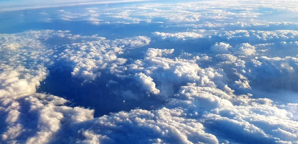 美丽的地球风景和从飞机上看到的白色蓬松的云彩 — 图库照片
