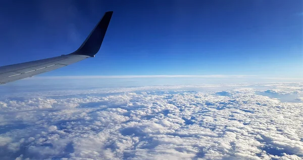 Hermoso Paisaje Ala Avión Volando Sobre Nubes Blancas Esponjosas —  Fotos de Stock