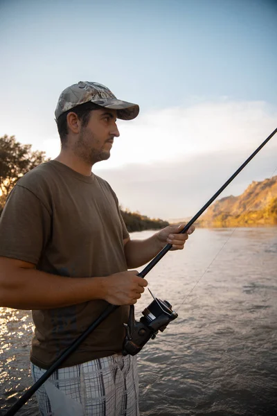 Disparo Vertical Macho Caucásico Pescando Río Con Una Caña Atardecer — Foto de Stock