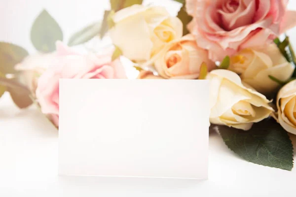 Pedaço Papel Branco Rodeado Rosas — Fotografia de Stock