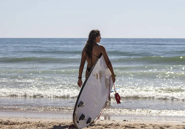 Uma Foto Close Uma Bela Jovem Com Uma Prancha Surf — Fotografia de Stock