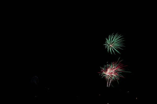 Belo Tiro Fogos Artifício Verde Vermelho Explodindo Fundo Céu Noite — Fotografia de Stock