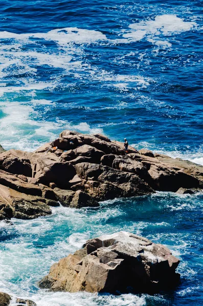 美丽的岩石海岸线和充满泡沫和波浪的海水 — 图库照片