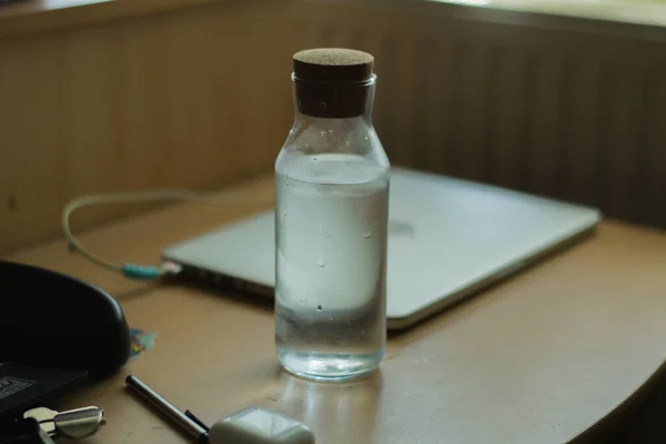 Сучасна Скляна Пляшка Наповнена Водою Сидить Столі Іншими Речами — стокове фото