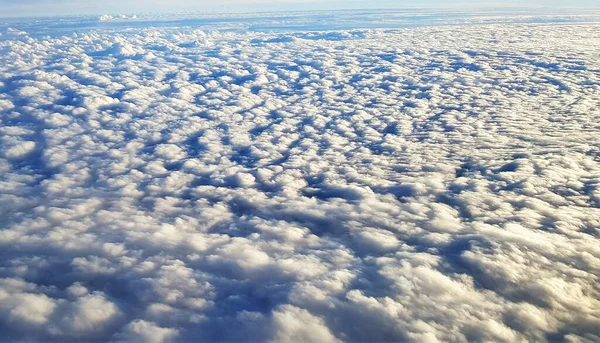 Uma Bela Paisagem Terra Nuvens Brancas Vistas Avião — Fotografia de Stock