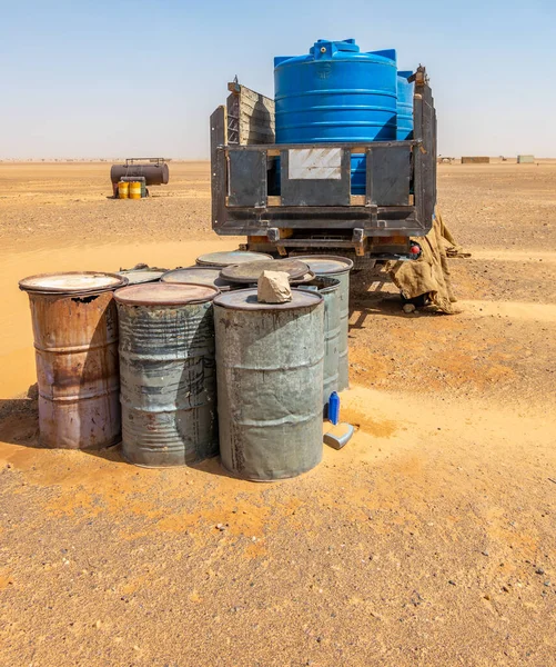 Carri Acqua Barili Acqua Nel Mezzo Del Deserto Del Sudan — Foto Stock