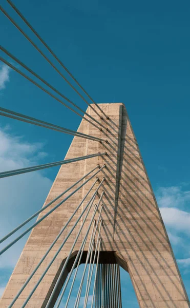 Een Verticaal Schot Van Een Brug Onder Een Bewolkte Blauwe — Stockfoto