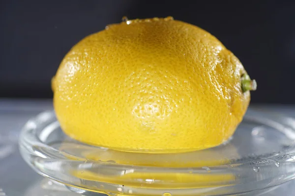在满是水滴的碗里拍了一张特写柠檬 — 图库照片