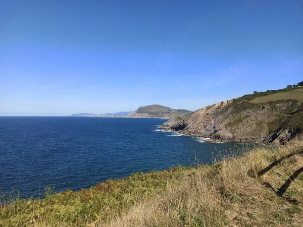 Güneş Işığında Deniz Manzaralı Güzel Bir Kayalık Kıyı Şeridi — Stok fotoğraf