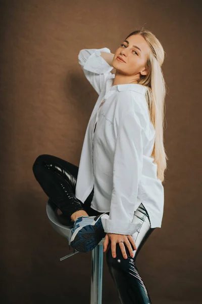 Una Foto Vertical Una Atractiva Rubia Posando Sentada Taburete — Foto de Stock