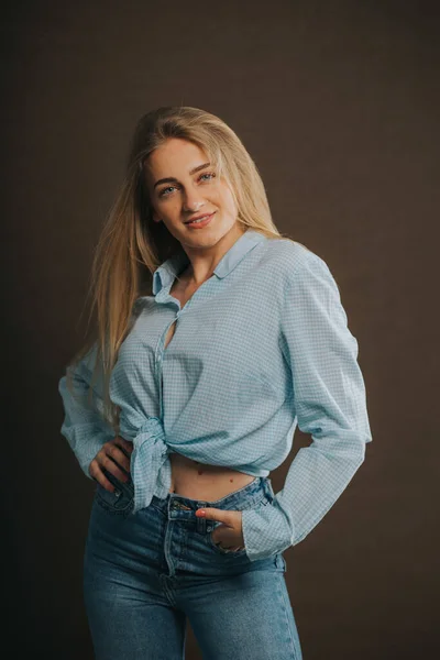 Una Foto Vertical Una Atractiva Mujer Rubia Jeans Una Camisa — Foto de Stock