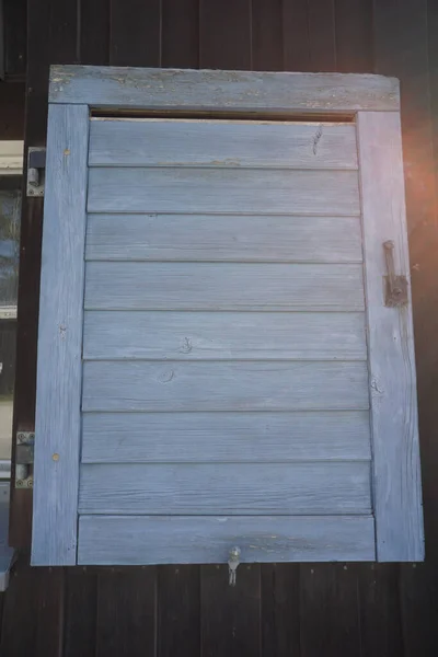 Plano Vertical Una Ventana Madera Blanca —  Fotos de Stock