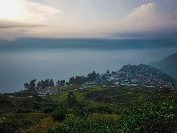 背景に海のある小さな村の風景 — ストック写真