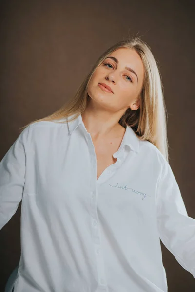 Tiro Vertical Uma Mulher Loira Caucasiana Atraente Uma Camisa Branca — Fotografia de Stock