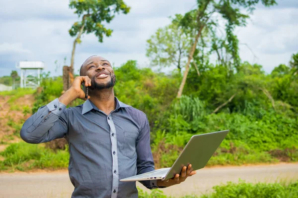 Ein Junger Afrikanischer Rüde Mit Laptop Und Smartphone Auf Seinem — Stockfoto